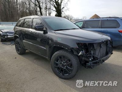 Czwarte zdjęcie samochodu z boku: 2020 JEEP GRAND CHEROKEE LAREDO VIN:1C4RJFAG1LC361646 - miniatura