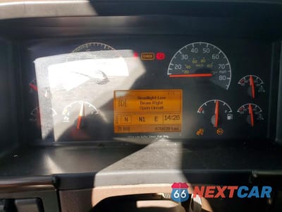 Zdjęcie 8 z 10 samochodu: 2014 VOLVO VNL SEMI TRUCK VIN:4V4NC9EH7EN174971 - miniatura