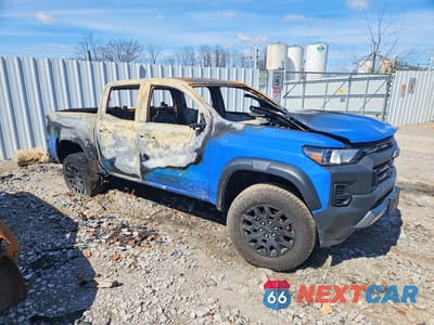 Czwarte zdjęcie samochodu z boku: 2025 CHEVROLET COLORADO TRAIL BOSS VIN:1GCPTEEK0S1221138 - miniatura