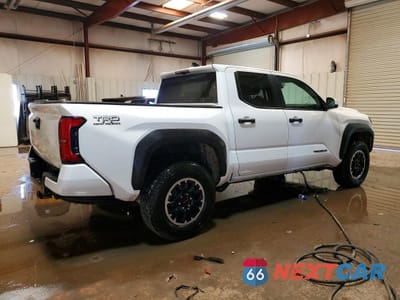 Trzecie zdjęcie samochodu z tyłu: 2025 TOYOTA TACOMA TRD OFF-ROAD VIN:3TMLB5JN4SM158498 - miniatura