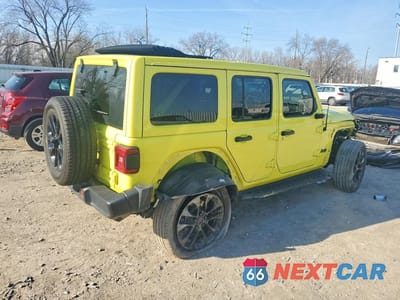 Trzecie zdjęcie samochodu z tyłu: 2022 JEEP WRANGLER UNLIMITED SAHARA 4XE VIN:1C4JJXP64NW279266 - miniatura