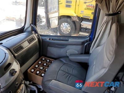 Piąte zdjęcie samochodu w środku: 2005 VOLVO VN VNL - SEMI TRUCK VIN:4V4NC9GH55N373210 - miniatura