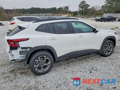 Trzecie zdjęcie samochodu z tyłu: 2026 CHEVROLET TRAX 1LT VIN:KL77LHEP2TC035777 - miniatura
