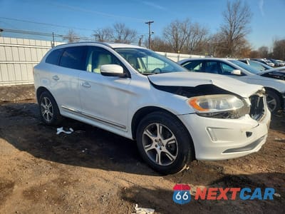 Czwarte zdjęcie samochodu z boku: 2015 VOLVO XC60 T6 PREMIER+ VIN:YV4902RC8F2611842 - miniatura