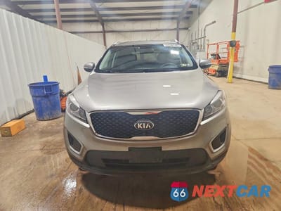 Piąte zdjęcie samochodu w środku: 2018 KIA SORENTO LX V6 VIN:5XYPGDA51JG375354 - miniatura