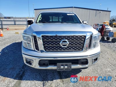 Piąte zdjęcie samochodu w środku: 2017 NISSAN TITAN SV VIN:1N6AA1E67HN508627 - miniatura