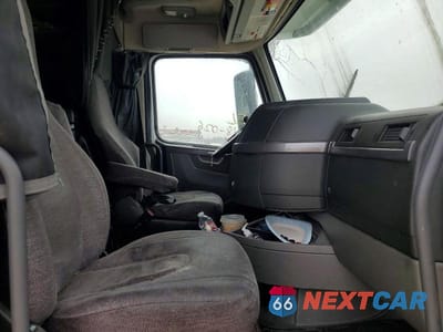 Zdjęcie 6 z 10 samochodu: 2019 VOLVO VNL SEMI TRUCK VIN:4V4NC9EH8KN201669 - miniatura