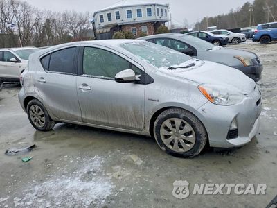 Czwarte zdjęcie samochodu z boku: 2014 TOYOTA PRIUS C ONE VIN:JTDKDTB33E1066632 - miniatura