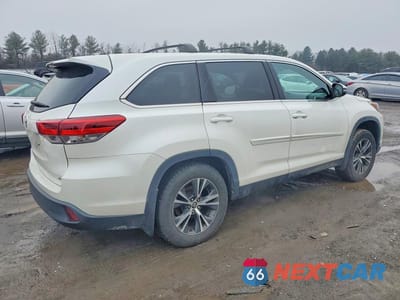 Trzecie zdjęcie samochodu z tyłu: 2019 TOYOTA HIGHLANDER LE VIN:5TDBZRFH8KS728777 - miniatura