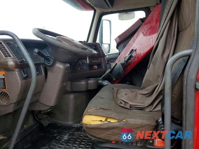 Piąte zdjęcie samochodu w środku: 2013 VOLVO VNL SEMI TRUCK VIN:4V4NC9KK3DN145143 - miniatura