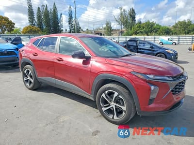 Czwarte zdjęcie samochodu z boku: 2024 CHEVROLET TRAX 1RS VIN:KL77LGE29RC196909 - miniatura