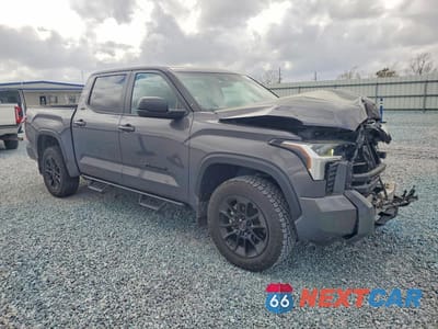 Czwarte zdjęcie samochodu z boku: 2024 TOYOTA TUNDRA SR5 VIN:5TFLA5DB2RX193680 - miniatura