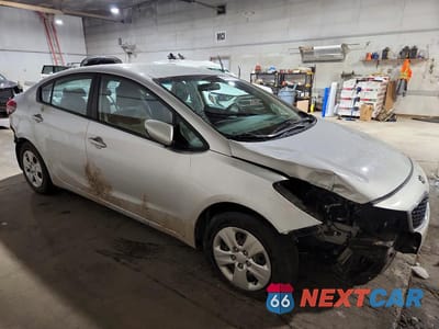 Czwarte zdjęcie samochodu z boku: 2017 KIA FORTE LX VIN:3KPFL4A70HE121005 - miniatura