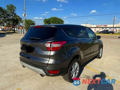 Czwarte zdjęcie samochodu z boku: 2017 FORD ESCAPE SE VIN:1FMCU0GD7HUC67260 - miniatura