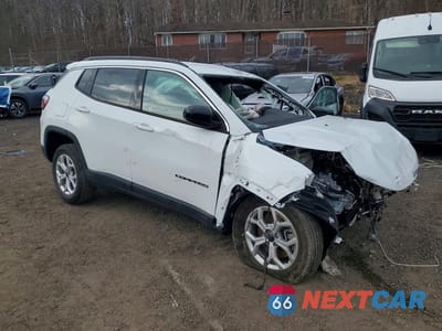Czwarte zdjęcie samochodu z boku: 2025 JEEP COMPASS LATITUDE VIN:3C4NJDBN3ST603453 - miniatura