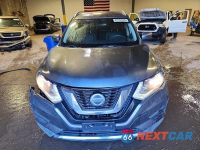 Piąte zdjęcie samochodu w środku: 2018 NISSAN ROGUE SV VIN:KNMAT2MT8JP504302 - miniatura