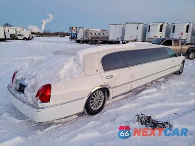 Trzecie zdjęcie samochodu z tyłu: 1998 LINCOLN TOWN CAR LIMOUSINE VIN:1L1LM81W1WY603839 - miniatura