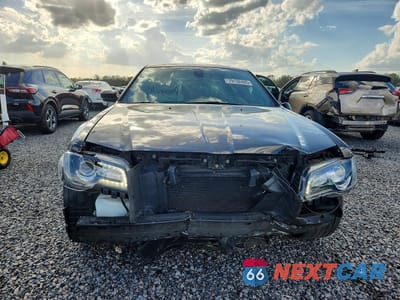 Piąte zdjęcie samochodu w środku: 2019 CHRYSLER 300 S VIN:2C3CCABT3KH518186 - miniatura