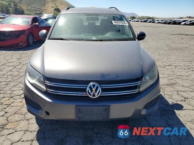 Piąte zdjęcie samochodu w środku: 2015 VOLKSWAGEN TIGUAN S VIN:WVGAV7AX9FW613035 - miniatura