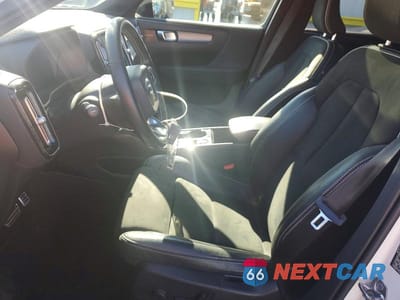 Zdjęcie 7 z 13 samochodu: 2021 VOLVO XC40 T5 R-DESIGN VIN:YV4162UM2M2410978 - miniatura