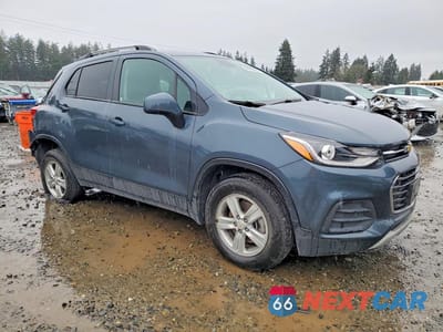 Czwarte zdjęcie samochodu z boku: 2022 CHEV TRAX 1LT VIN:KL7CJPSM4NB562916 - miniatura