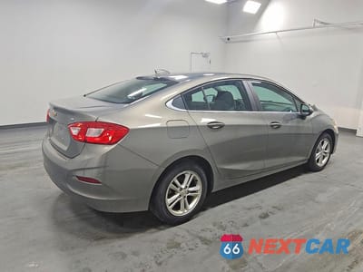 Trzecie zdjęcie samochodu z tyłu: 2017 CHEVROLET CRUZE LT VIN:1G1BE5SM9H7130135 - miniatura