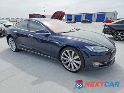 Czwarte zdjęcie samochodu z boku: 2015 TESLA MODEL S 85 VIN:5YJSA1H16FFP73798 - miniatura