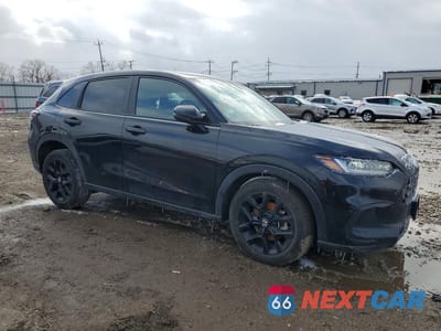 Czwarte zdjęcie samochodu z boku: 2025 HONDA HR-V SPORT VIN:3CZRZ1H50SM710349 - miniatura