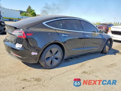 Trzecie zdjęcie samochodu z tyłu: 2018 TESLA MODEL 3 VIN:5YJ3E1EA4JF165817 - miniatura