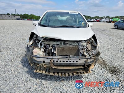 Piąte zdjęcie samochodu w środku: 2015 NISSAN VERSA NOTE SV VIN:3N1CE2CP2FL436317 - miniatura