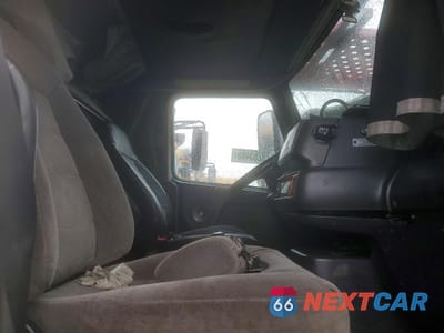 Piąte zdjęcie samochodu w środku: 2000 VOLVO VN VIN:4V5ND5RH9YN240226 - miniatura