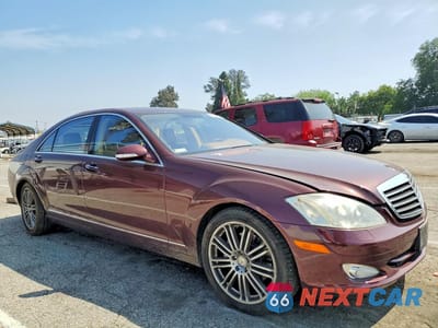 Czwarte zdjęcie samochodu z boku: 2008 MERCEDES-BENZ S 550 VIN:WDDNG71X38A196954 - miniatura