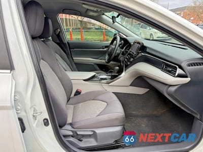 Piąte zdjęcie samochodu w środku: 2021 TOYOTA CAMRY LE VIN:4T1C11AK1MU598688 - miniatura