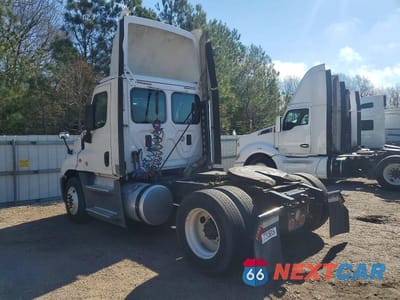 Trzecie zdjęcie samochodu z tyłu: 2016 FREIGHTLINER CASCADIA 125 SEMI TRUCK VIN:1FUBGEDV7GLHC5652 - miniatura