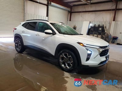 Czwarte zdjęcie samochodu z boku: 2025 CHEVROLET TRAX 1LT VIN:KL77LHEPXSC256378 - miniatura