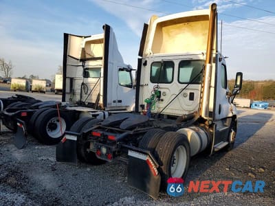 Czwarte zdjęcie samochodu z boku: 2016 FREIGHTLINER CASCADIA 125 SEMI TRUCK VIN:1FUBGEDV3GLHC5616 - miniatura