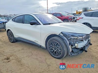 Czwarte zdjęcie samochodu z boku: 2025 FORD MUSTANG MACH-E PREMIUM VIN:3FMTK3SU0SMA17708 - miniatura