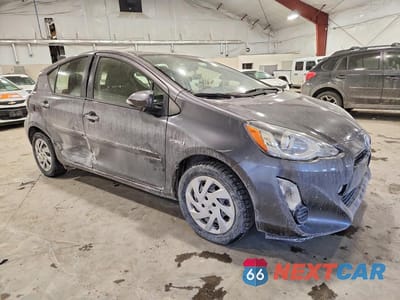 Czwarte zdjęcie samochodu z boku: 2015 TOYOTA PRIUS C VIN:JTDKDTB37F1107748 - miniatura
