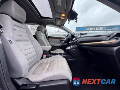 Piąte zdjęcie samochodu w środku: 2018 HONDA CR-V EX VIN:7FARW1H56JE018330 - miniatura