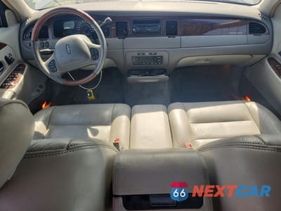 Zdjęcie 8 z 12 samochodu: 2001 LINCOLN TOWN CAR SIGNATURE VIN:1LNHM82WX1Y670046 - miniatura