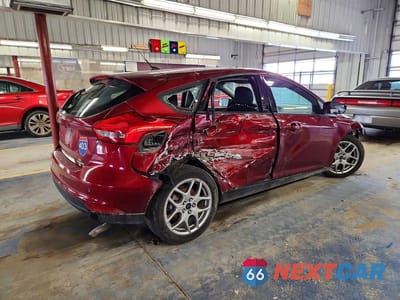 Trzecie zdjęcie samochodu z tyłu: 2015 FORD FOCUS SE VIN:1FADP3K2XFL323305 - miniatura