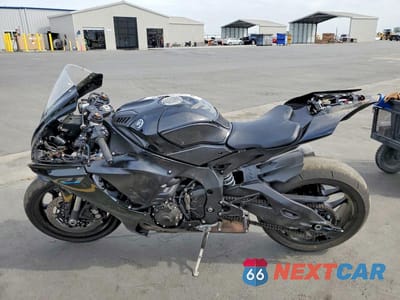 Trzecie zdjęcie samochodu z tyłu: 2023 YAMAHA YZFR1 VIN:JYARN66YXPA001035 - miniatura