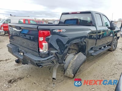 Trzecie zdjęcie samochodu z tyłu: 2023 CHEVROLET SILVERADO K2500 CUSTOM VIN:1GC5YME73PF158349 - miniatura