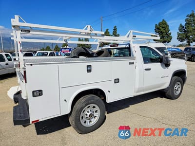 Trzecie zdjęcie samochodu z tyłu: 2022 CHEVROLET SILVERADO HD UTILITY / SERVICE TRUCK VIN:1GB3WRE74NF217050 - miniatura