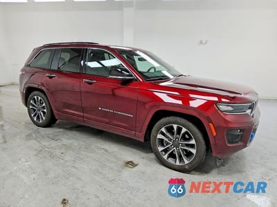 Czwarte zdjęcie samochodu z boku: 2023 JEEP GRAND CHEROKEE OVERLAND 4XE VIN:1C4RJYD62PC664052 - miniatura