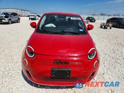 Piąte zdjęcie samochodu w środku: 2024 FIAT 500 E RED VIN:ZFAFFAA48RX209773 - miniatura