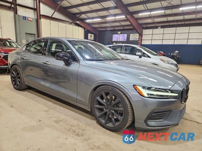 Czwarte zdjęcie samochodu z boku: 2020 VOLVO S60 T6 MOMENTUM VIN:7JRA22TK1LG043184 - miniatura