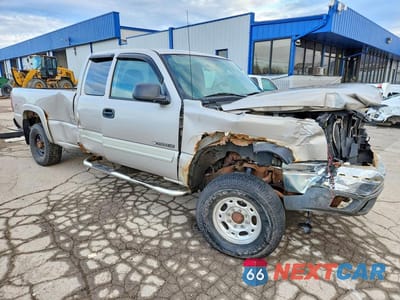 Czwarte zdjęcie samochodu z boku: 2004 CHEVROLET SILVERADO K2500 HEAVY DUTY VIN:1GCHK29U14E390131 - miniatura