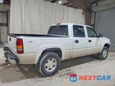 Trzecie zdjęcie samochodu z tyłu: 2004 GMC NEW SIERRA K1500 VIN:2GTEK13T841423253 - miniatura