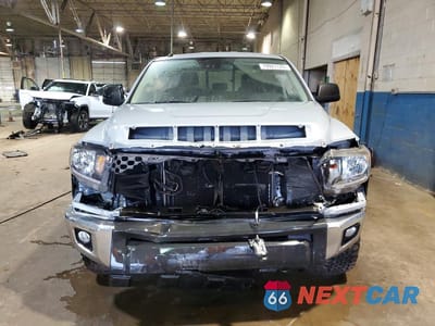 Piąte zdjęcie samochodu w środku: 2018 TOYOTA TUNDRA SR5 VIN:5TFUW5F15JX717693 - miniatura